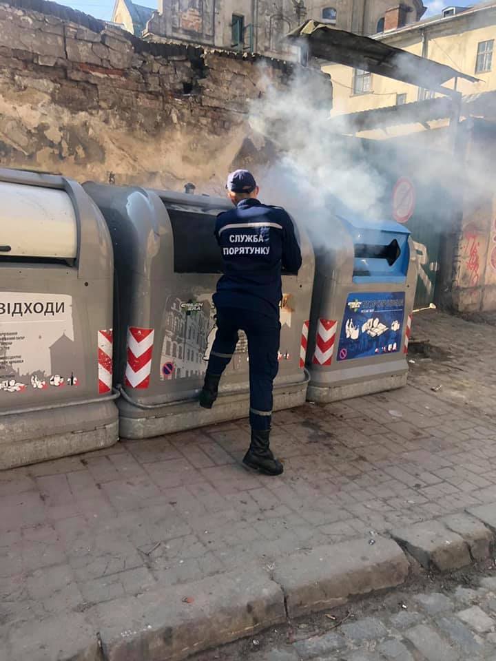 У Львові підпалили сміттєві контейнери. Фото: ГрінЕра Україна