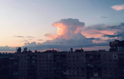 У небі над Києвом з'явилася хмара, схожа на "ядерний гриб"