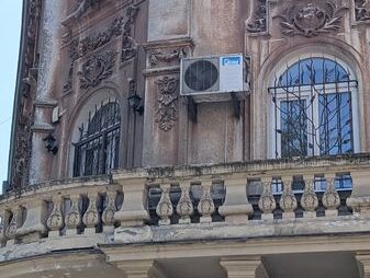 У Львові з фасаду будинку просять прибрати кондиціонер