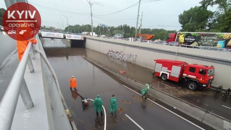 Злива у Києві затопила вулиці та станції метро. Фото: КИЇВ ОПЕРАТИВНИЙ