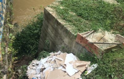 На Турківщині в річку скинули будівельне сміття. Фото: Світлана Телефанко