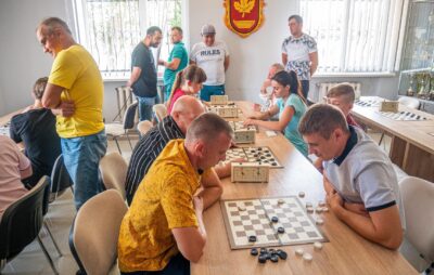 У Яворові до Дня міста відбувся святковий турнір з шашок. Фото: Яворівська міська рада