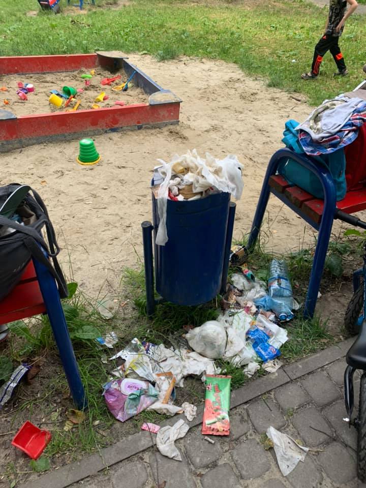 У Львові дитячий майданчик потопає у смітті. Фото: Галина Тетерко