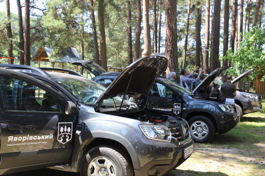 Уряд Німеччини передав Яворівському національному парку три автомобілі. Фото: Яворівська РДА