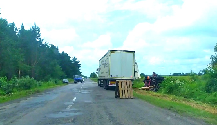 У Львівській області водій заснув за кермом вантажівки. Фото: Буськ онлайн