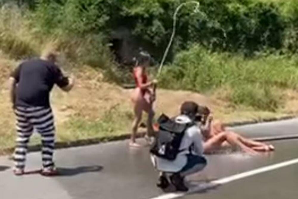 Трьох українок оштрафували у Чорногорії за відверту фотосесію на автодорозі