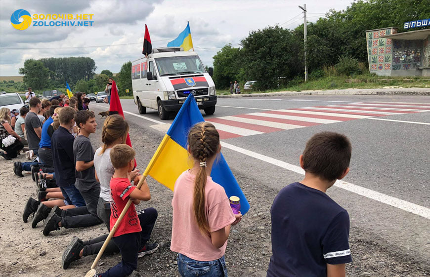 Мешканці Львівщини на колінах зустрічають загиблого на Донбасі воїна. Фото: Золочів.нет