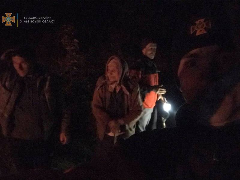 На Львівщині рятувальники знайшли бабусю, яка заблукала в лісі. Фото: ДСНС