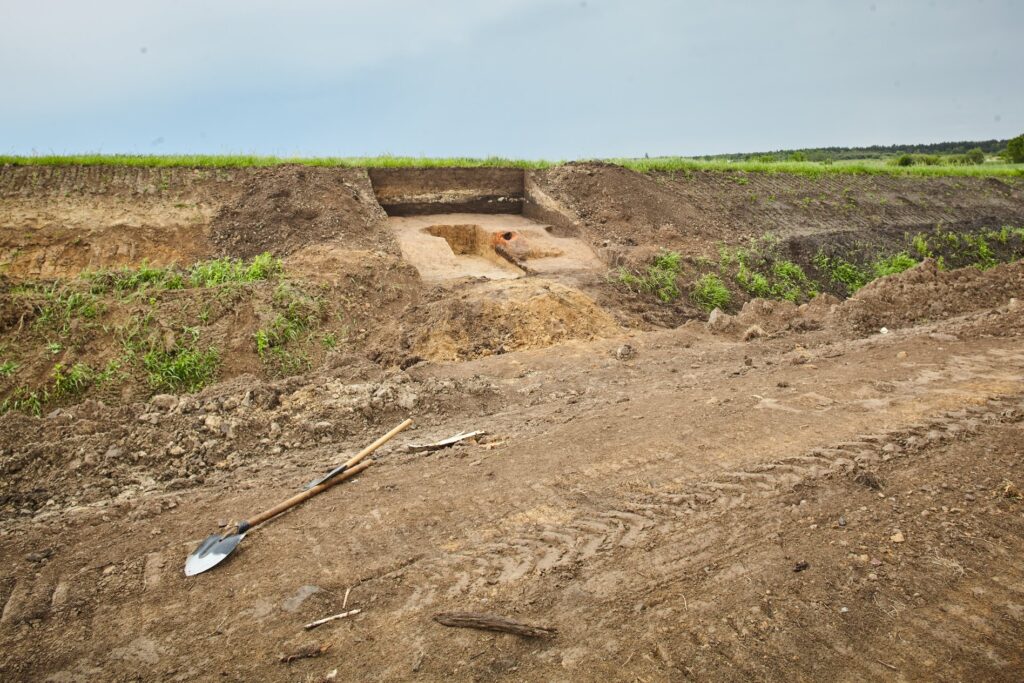 У Львівській області знайдено тисячолітній залізоплавильний горн. Фото: Укравтодор