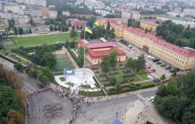 На території Академії Сухопутних військ відкрили найбільший флагшток області. Фото: Павло Ткачук
