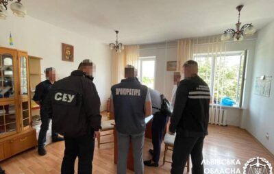 Службовців Львівгазу спіймали на хабарі. Фото: Львівська обласна прокуратура