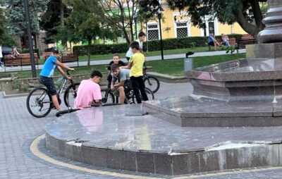 У Самборі підлітки на велосипедах розтрощили пам’ятник. Фото: Скп Обєднане Самбір
