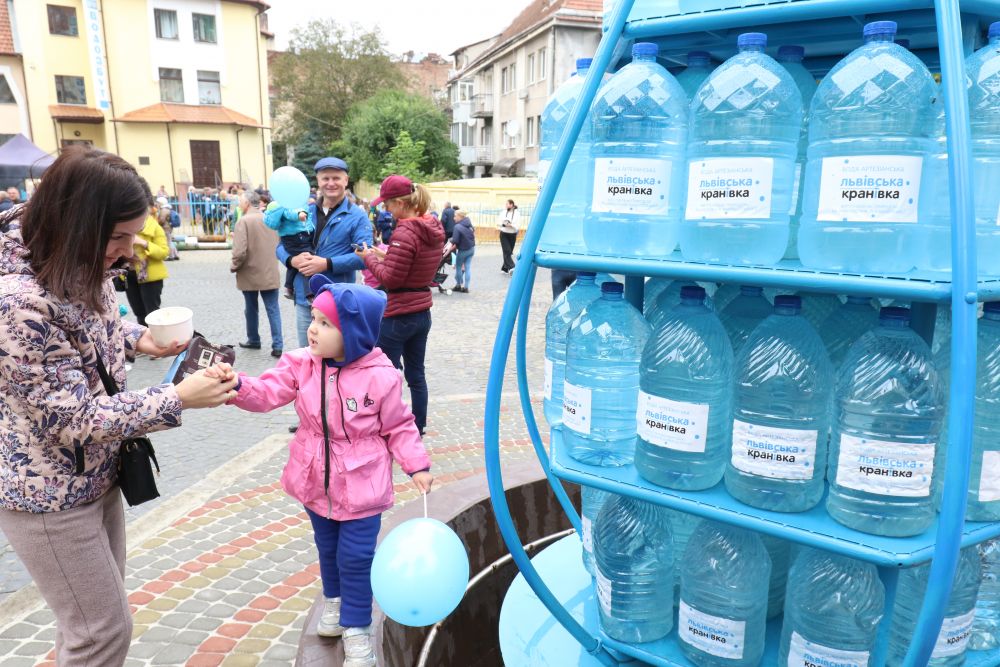 Чистая вода фестиваль. Фестиваль на воде. Вода на фестивале бутылуи.