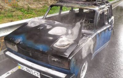 Вранці поблизу Винників вогонь знищив автомобіль