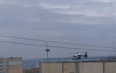 У Львові поблизу школи приземлився медичний гелікоптер. Фото: Ігор Зінкевич