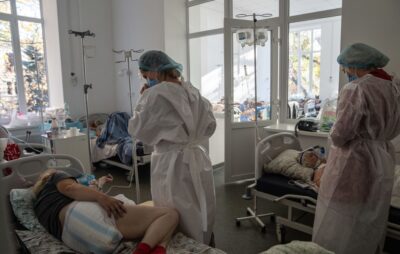У Новояворівську подружжя невакцинованих пенсіонерів померли від COVID-19 в один день. Фото: UNICEF/2021/Ukraine/Maloletka