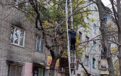На Дніпропетровщині надзвичайники спустили з дерева вагітну жінку
