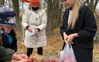 Юлія Тимошенко купила яблук у бабусь край дороги