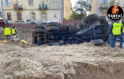 У Львові перекинулася вантажівка. Фото: Варта1