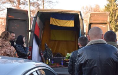 У Яворові зустріли тіло загиблого Героя Віталія Павлиська. Фото: Яворівська районна рада