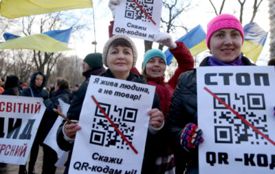 Антивакцинатори вийшли на акцію протесту в Києві з QR-кодами "Єдиної Росії"
