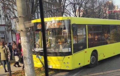 У Львові автобус потрапив у ДТП. Фото: Ігор Зінкевич