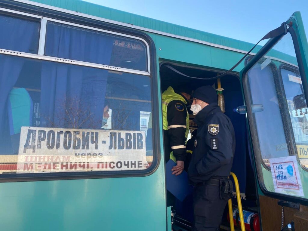 На Львівщині поліція перевіряє у пасажирів сертифікати вакцинації