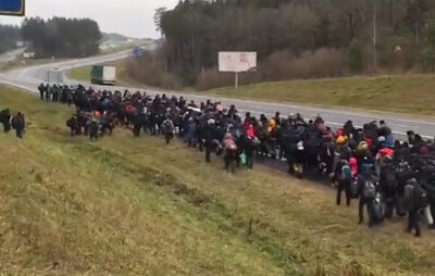 Сотні мігрантів у Білорусі йдуть до Польщі