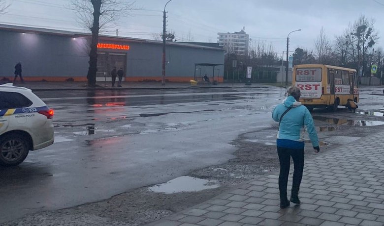 У центрі Львова маршрутка збила двох пішоходів та тягнула труп вулицями