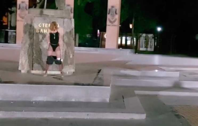 У Львові дівчина справила нужду під пам’ятником Бандери