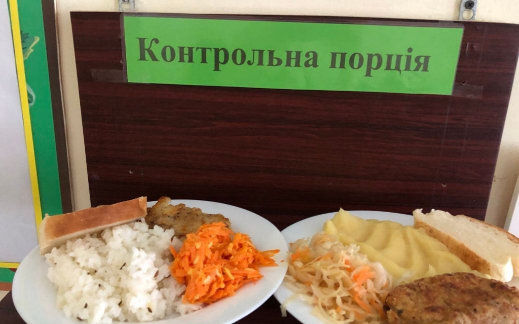 На Львівщині в школах дітей-пільговиків харчують за іншим меню та окремо від однокласників