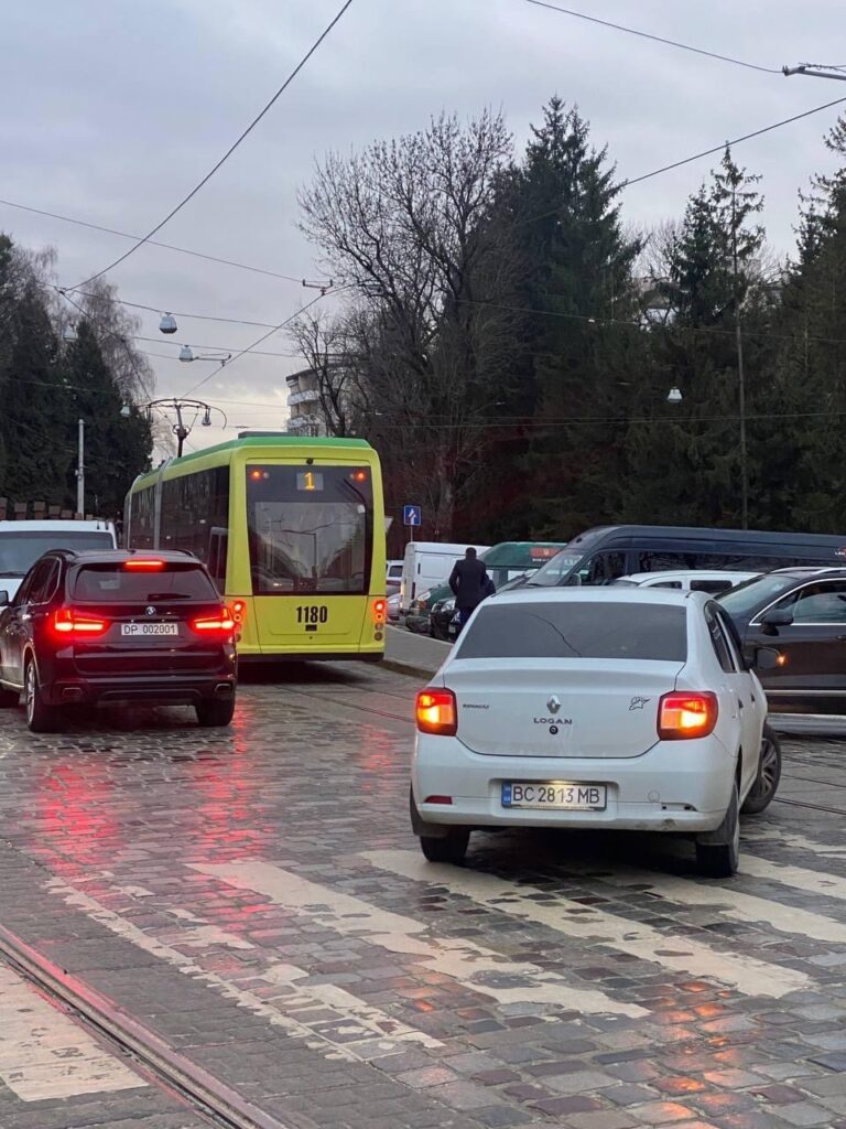 У Львові зупинився рух трамваїв (ФОТО)