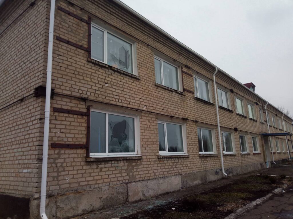 На Луганщині снаряд окупантів влучив у двір ліцею