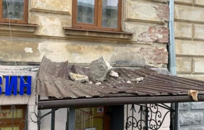 У Львові фрагмент фасаду ледь не вбив людину