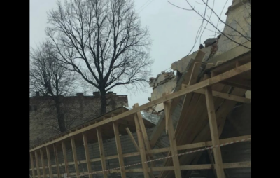 У Львові під час будівельних робіт частина стіни обвалилася на пішохідний дашок. Фото: Варта1
