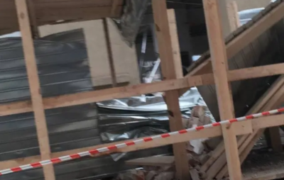 У Львові під час будівельних робіт частина стіни обвалилася на пішохідний дашок. Фото: Варта1