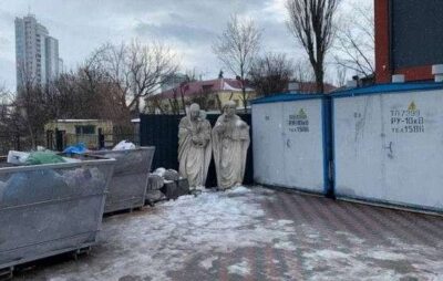 У Києві викинули на смітник велику статую Діви Марії