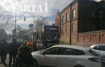У Львові сталася ДТП легковика з трамваєм. Фото: Варта1