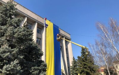 У Херсоні на будівлі міськради знову вивісили прапор України