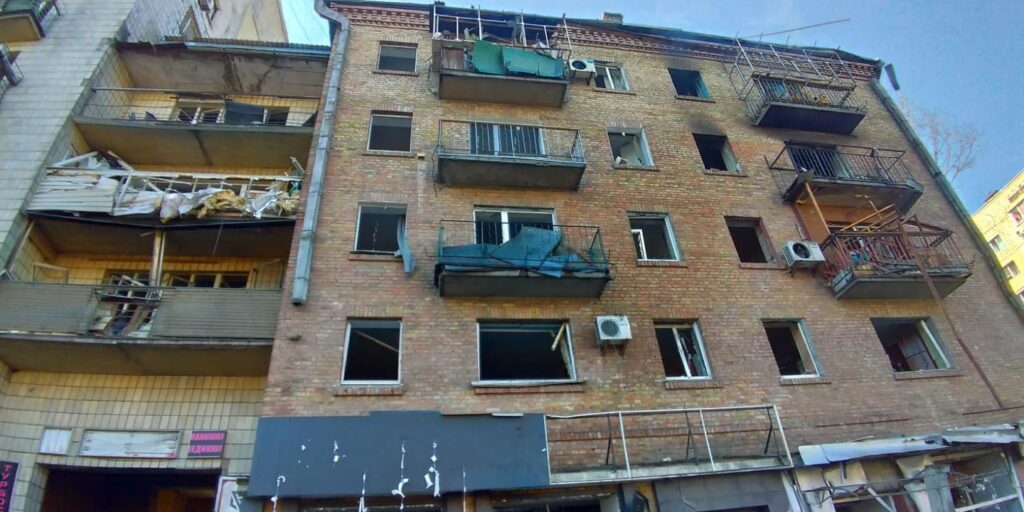 У Києві в житлову дев’ятиповерхівку влучив снаряд