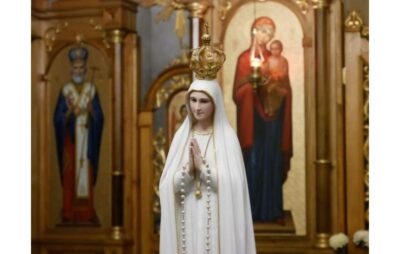 У Львові моляться за мир біля мандрівної статуї Діви Марії з Фатіми