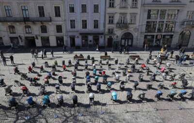 У центрі Львова поставили десятки порожніх дитячих візочків