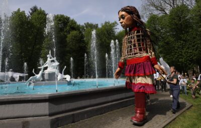 Майже 4-метрова лялька Амаль відвідала містечко для переселенців у Львові