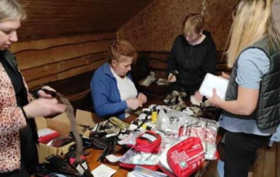 У Славській громаді волонтерки шиють медичні підсумки для військових