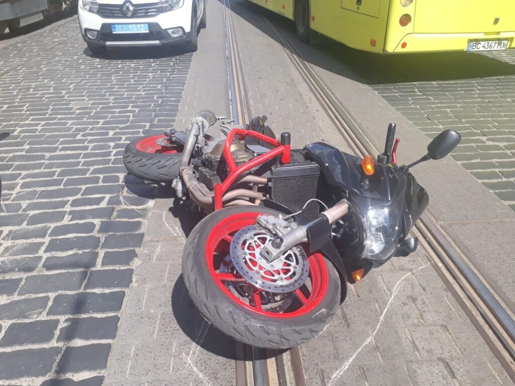 У центрі Львова водій мотоцикла потрапив у ДТП