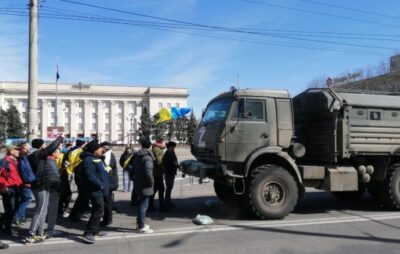 Загарбники запускають у Херсоні російський інтернет та перевозять до міста свої сім`ї