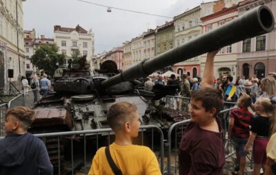 Знищені російські танки стоятимуть на площі Ринок до кінця тижня