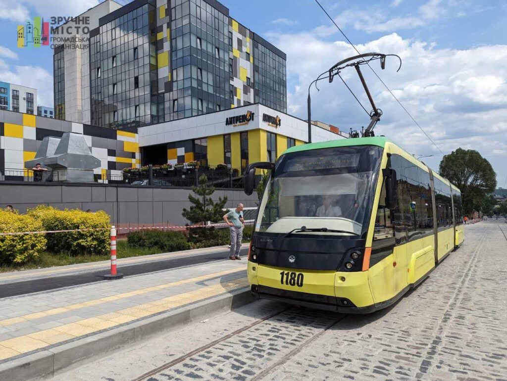 У Львові трамвай зійшов з рейок