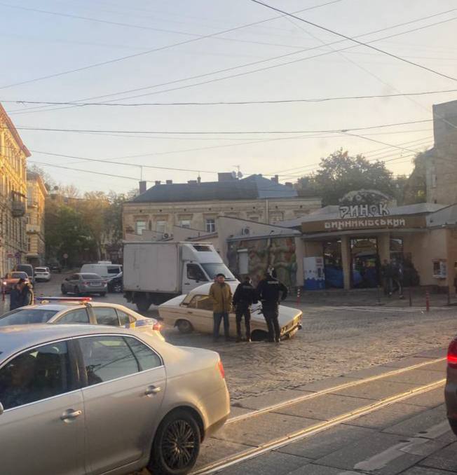 У Львові автомобіль провалився під бруківку