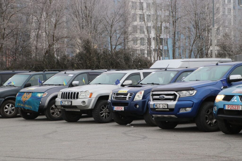 На Львівщину передали автомобілі для ЗСУ